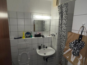 Eine ruhige Wohnung mit eigenem Bad und küche
